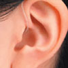 ミニ耳掛け型補聴器 装着外観